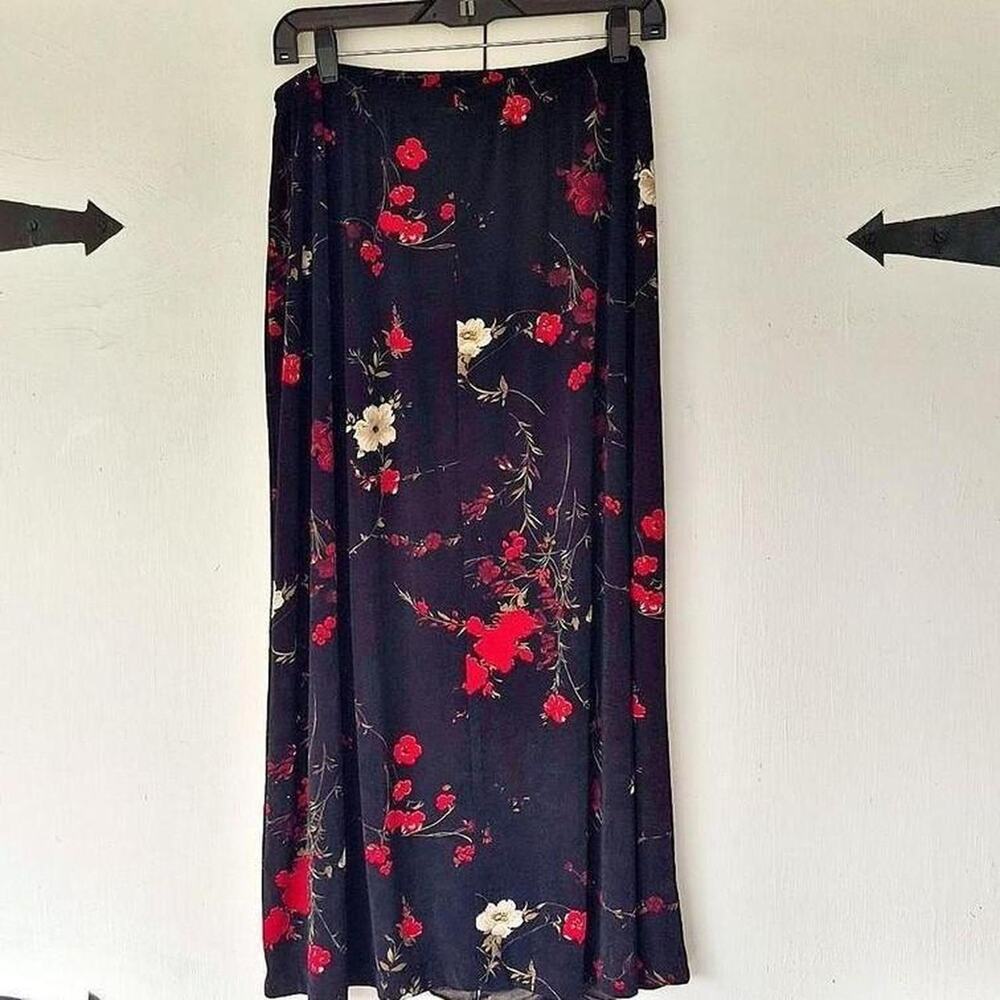 Beautiful vintage 90s modern woman skirt